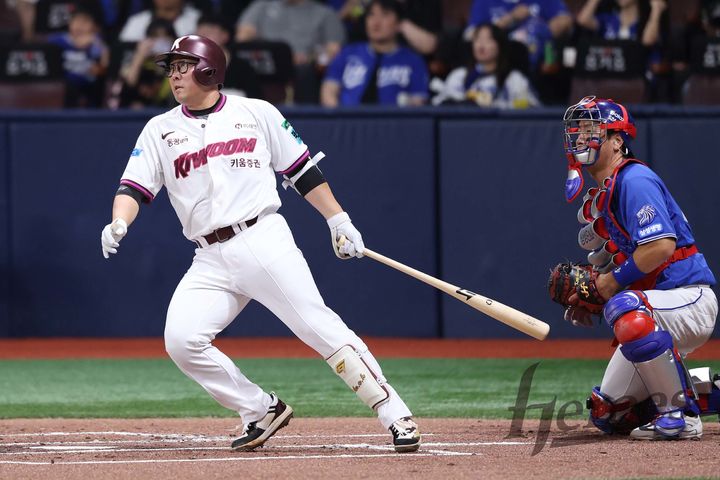 [서울=뉴시스] 프로야구 키움 히어로즈의 안치홍이 25일 서울 고척스카이돔에서 열린 2026 신한 쏠 KBO리그 삼성 라이온즈전에서 홈런을 치고 있다. (사진=키움 히어로즈 제공) 2026.04.25. *재판매 및 DB 금지