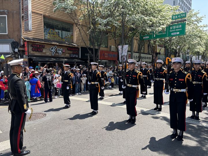 [서울=뉴시스]유하영 인턴기자=25일 서울 중구 명보아트홀 사거리에서 해군 의장대가 퍼레이드를 하고 있다. 2026.04.25.