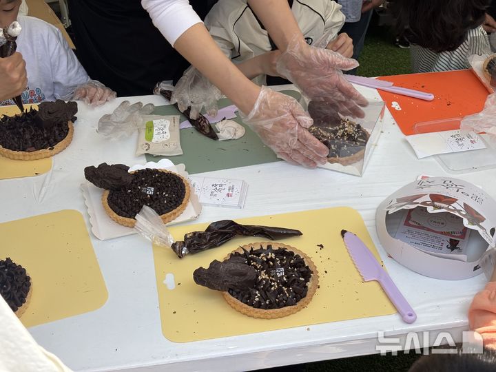 [서울=뉴시스] 유하영 인턴기자= '거북선 타르트’ 만들기 체험 현장.2026.04.25.
