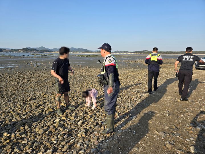 [서천=뉴시스] 25일 오후 4시57분께 충남 서천군 마서면 아목섬 인근 갯벌에 딸과 함께 들어갔다 발이 빠져 고립된 30대가 해경에 무사히 구조된 후 육지로 이동하고 있다. (사진=보령해양경찰서 제공) 2026.04.25. photo@newsis.com *재판매 및 DB 금지