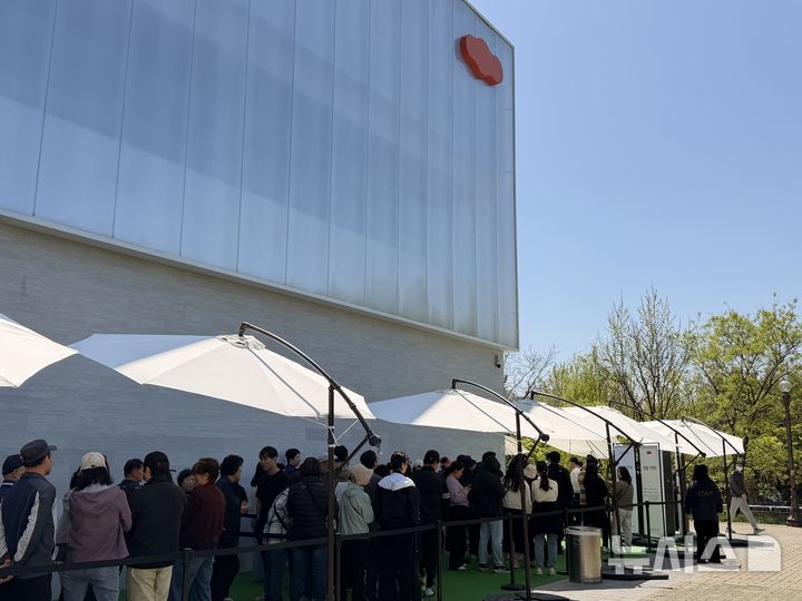 [서울=뉴시스] 유지담 인턴기자 = 견본주택 입장을 기다리는 방문객들. photo@newsis.com