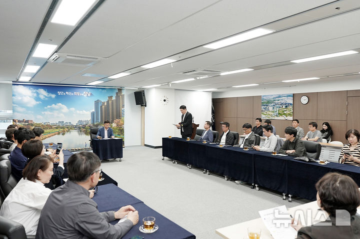 [성남=뉴시스] 성남시가 25일 시청 제1회의실에서 분당 물량제한해제 비상대책위원회와 간담회를 가졌다 (사진=성남시 제공) 2026.04.25.photo@newsis.com