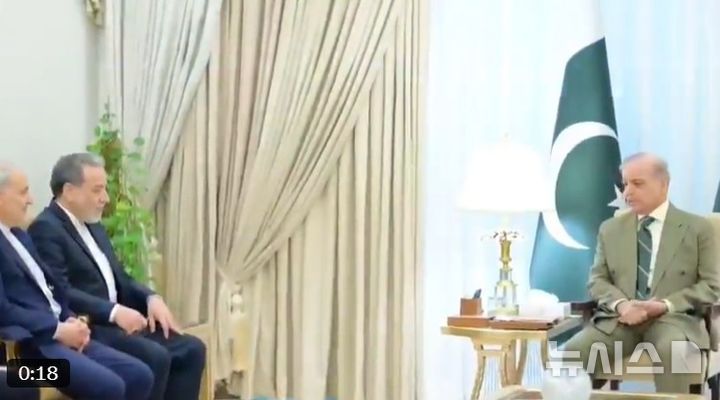 [서울=뉴시스] 아바스 아라그치 이란 외무장관(왼쪽)이 25일(현지 시간) 파키스탄 이슬라마바드에서 셰바즈 샤리프 파키스탄 총리와 회담하고 있다. (사진=샤리프 총리 엑스(X) 갈무리) 2026.04.25.