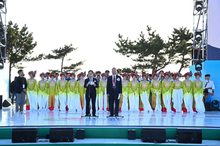 [태안=뉴시스] 김선규(왼쪽) 태안국제원예치유박람회 민간조직위원장(호반그룹 회장)이 25일 팀 브리어클리프 국제원예생산자협회(AIPH) 사무총장 함께 충남 태안 안면읍 꽂지해안공원 일원 박람회 개막식 무대에 올라 개막을 선언하고 있다. (사진=충남도 제공) 2026.04.25. photo@newsis.com *재판매 및 DB 금지