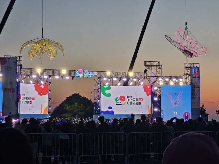 [태안=뉴시스] 김덕진 기자=충남 태안군 안면읍 꽂지해안공원 일원 태안국제원예치유박람회장 일원에서 25일 열린 개막식 무대 플라잉 퍼포먼스 공연이 펼쳐지고 있다. 2026.04.25. spark@newsis.com *재판매 및 DB 금지