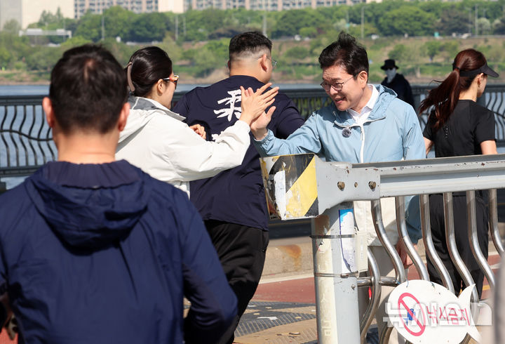 [서울=뉴시스] 이영환 기자 = 정원오 더불어민주당 서울시장 후보가 25일 오전 서울 서초구 잠수교 남단에서 열린 찾아가는 현장 : 러닝편에 참석해 러너들을 격려하고 있다. 2026.04.25. 20hwan@newsis.com