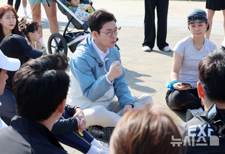 [서울=뉴시스] 이영환 기자 = 정원오 더불어민주당 서울시장 후보가 25일 오전 서울 서초구 잠수교 남단에서 열린 찾아가는 현장 : 러닝편에 참석해 러너들과 간담회를 하고 있다. 2026.04.25. 20hwan@newsis.com