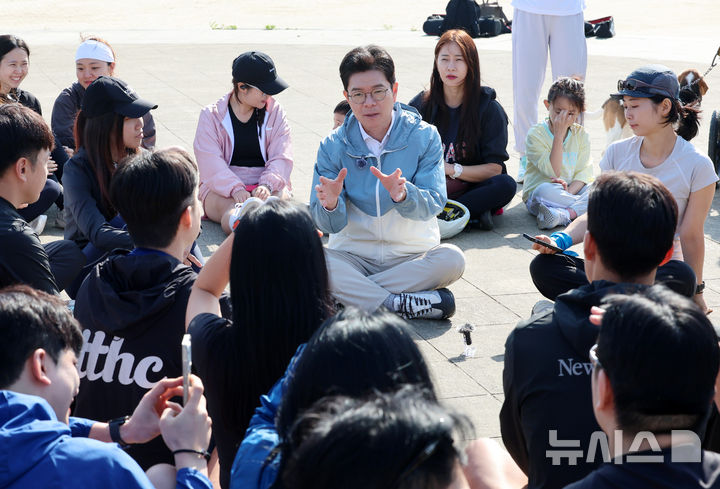 [서울=뉴시스] 이영환 기자 = 정원오 더불어민주당 서울시장 후보가 25일 오전 서울 서초구 잠수교 남단에서 열린 찾아가는 현장 : 러닝편에 참석해 러너들과 간담회를 하고 있다. 2026.04.25. 20hwan@newsis.com