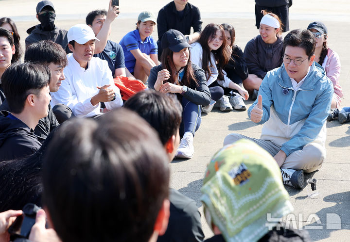 [서울=뉴시스] 이영환 기자 = 정원오 더불어민주당 서울시장 후보가 25일 오전 서울 서초구 잠수교 남단에서 열린 찾아가는 현장 : 러닝편에 참석해 러너들과 간담회를 하고 있다. 2026.04.25. 20hwan@newsis.com