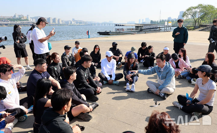[서울=뉴시스] 이영환 기자 = 정원오 더불어민주당 서울시장 후보가 25일 오전 서울 서초구 잠수교 남단에서 열린 찾아가는 현장 : 러닝편에 참석해 러너들과 간담회를 하고 있다. 2026.04.25. 20hwan@newsis.com