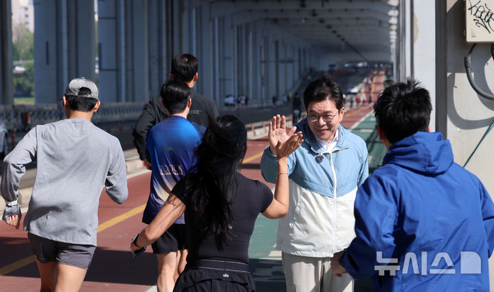 [서울=뉴시스] 이영환 기자 = 정원오 더불어민주당 서울시장 후보가 25일 오전 서울 서초구 잠수교 남단에서 열린 찾아가는 현장 : 러닝편에 참석해 러너들을 격려하고 있다. 2026.04.25. 20hwan@newsis.com
