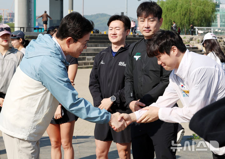 [서울=뉴시스] 이영환 기자 = 정원오 더불어민주당 서울시장 후보가 25일 오전 서울 서초구 잠수교 남단에서 열린 찾아가는 현장 : 러닝편에 참석하며 러너들과 인사를 나누고 있다. 2026.04.25. 20hwan@newsis.com