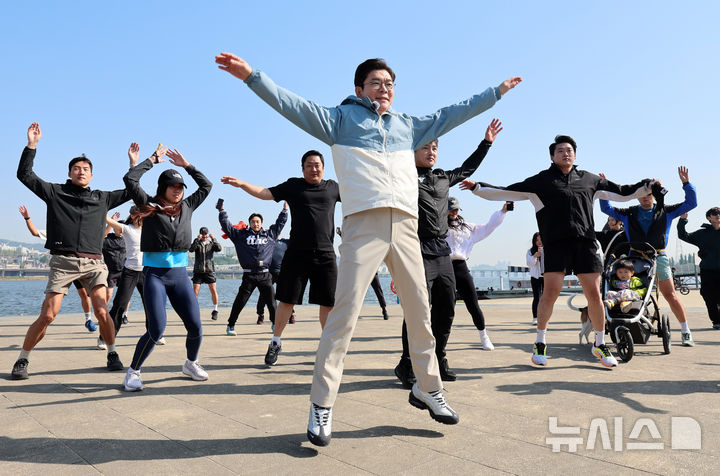 [서울=뉴시스] 이영환 기자 = 정원오 더불어민주당 서울시장 후보가 25일 오전 서울 서초구 잠수교 남단에서 열린 찾아가는 현장 : 러닝편에 참석해 러너들과 준비운동을 하고 있다. 2026.04.25. 20hwan@newsis.com