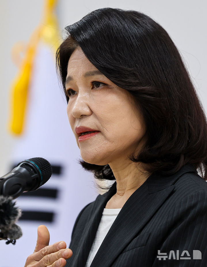 [대구=뉴시스] 이무열 기자 = 국민의힘 대구시장 경선에서 컷오프(공천 배제)된 이진숙 전 방송통신위원장이 25일 오전 대구 수성구 국민의힘 대구시당에서 6·3 지방선거 대구시장 불출마 뜻을 밝히고 있다. 2026.04.25. lmy@newsis.com