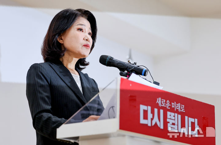 [대구=뉴시스] 이무열 기자 = 국민의힘 대구시장 경선에서 컷오프(공천 배제)된 이진숙 전 방송통신위원장이 25일 오전 대구 수성구 국민의힘 대구시당에서 6·3 지방선거 대구시장 불출마 뜻을 밝히고 있다. 2026.04.25. lmy@newsis.com