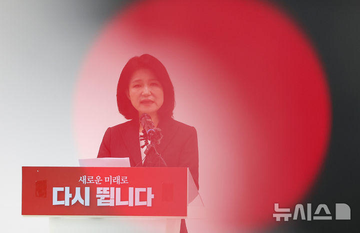 [대구=뉴시스] 이무열 기자 = 국민의힘 대구시장 경선에서 컷오프(공천 배제)된 이진숙 전 방송통신위원장이 25일 오전 대구 수성구 국민의힘 대구시당에서 6·3 지방선거 대구시장 불출마 뜻을 밝히고 있다. 2026.04.25. lmy@newsis.com