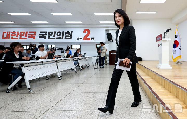 [대구=뉴시스] 이무열 기자 = 국민의힘 대구시장 경선에서 컷오프(공천 배제)된 이진숙 전 방송통신위원장이 25일 오전 대구 수성구 국민의힘 대구시당에서 6·3 지방선거 대구시장 불출마 뜻을 밝힌 후 이동하고 있다. 2026.04.25. lmy@newsis.com