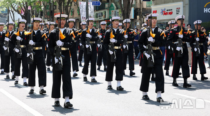 [서울=뉴시스] 이영환 기자 = 25일 오후 서울 중구 충무로 일대에서 열린 2026 이순신 축제에서 해군·해병대 의장대 장병들이 퍼레이드에 참가하고 있다. 2026.04.25. 20hwan@newsis.com