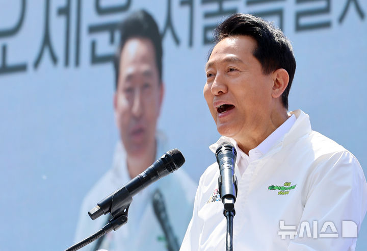 [서울=뉴시스] 이영환 기자 = 오세훈 서울시장이 25일 오후 서울 중구 충무로 일대에서 열린 2026 이순신 축제에 참석해 축사를 하고 있다. 2026.04.25. 20hwan@newsis.com