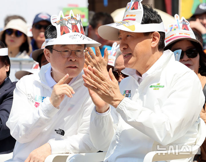 [서울=뉴시스] 이영환 기자 = 오세훈 서울시장과 김길성 서울 중구청장이 25일 오후 서울 중구 충무로 일대에서 열린 2026 이순신 축제에 참석해 대화를 하고 있다. 2026.04.25. 20hwan@newsis.com