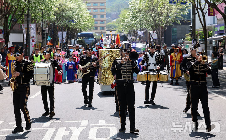 [서울=뉴시스] 이영환 기자 = 25일 오후 서울 중구 충무로 일대에서 열린 2026 이순신 축제에서 퍼레이드가 진행되고 있다. 2026.04.25. 20hwan@newsis.com