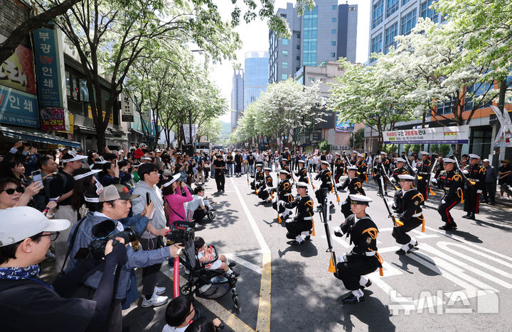 [서울=뉴시스] 이영환 기자 = 25일 오후 서울 중구 충무로 일대에서 열린 2026 이순신 축제에서 진행된 퍼레이드에서 해군·해병대 의장대 장병들이 공연을 펼치고 있다. 2026.04.25. 20hwan@newsis.com