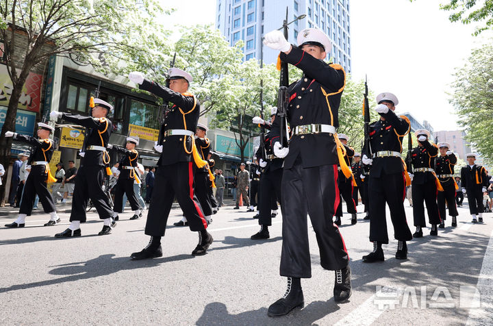 [서울=뉴시스] 이영환 기자 = 25일 오후 서울 중구 충무로 일대에서 열린 2026 이순신 축제에서 해군·해병대 의장대 장병들이 퍼레이드에 참가하고 있다. 2026.04.25. 20hwan@newsis.com