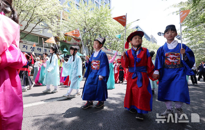 [서울=뉴시스] 이영환 기자 = 25일 오후 서울 중구 충무로 일대에서 열린 2026 이순신 축제에서 어린이들이 퍼레이드를 하고 있다. 2026.04.25. 20hwan@newsis.com