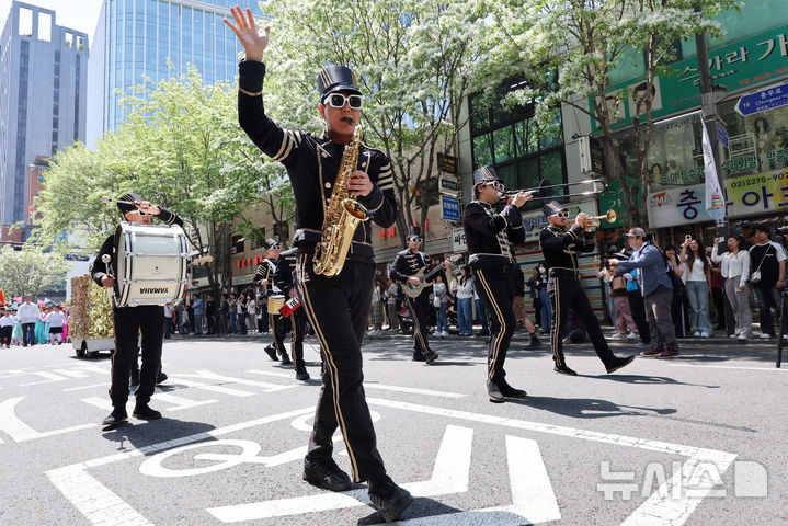 [서울=뉴시스] 이영환 기자 = 25일 오후 서울 중구 충무로 일대에서 열린 2026 이순신 축제에서 퍼레이드가 진행되고 있다. 2026.04.25. 20hwan@newsis.com