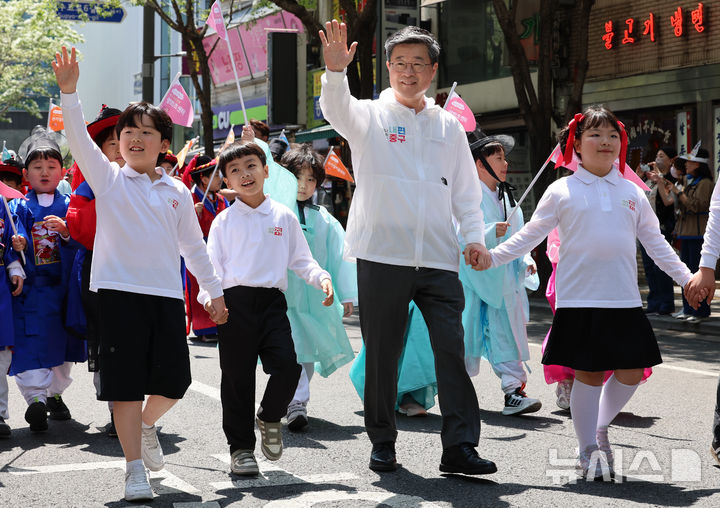 [서울=뉴시스] 이영환 기자 = 김길성 서울 중구청장이 25일 오후 서울 중구 충무로 일대에서 열린 2026 이순신 축제에서 진행된 퍼레이드에 참석하고 있다. 2026.04.25. 20hwan@newsis.com