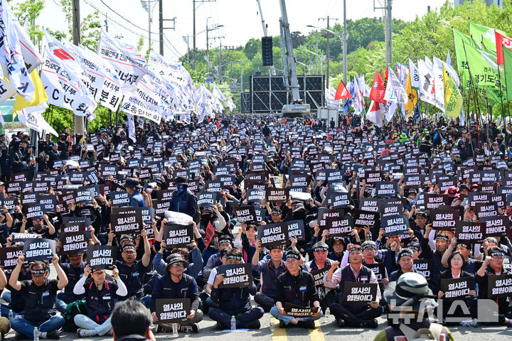 [진주=뉴시스] 차용현 기자 = 25일 오후 민주노총 공공운수노조 화물연대본부주최  '열사정신 계승! CU 투쟁승리! 화물연대 총력투쟁 결의대회'가 경남 진주시 정촌면 예하리 BGF로지스 진주센터 앞에서 개최된 가운데 전국에서 모인 조합원 5000여명이 집회에 참석해 있다. 2026.04.25. con@newsis.com