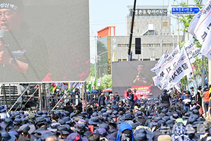 [진주=뉴시스] 차용현 기자 = 25일 오후 민주노총 공공운수노조 화물연대본부주최 '열사정신 계승! CU 투쟁승리! 화물연대 총력투쟁 결의대회'가 경남 진주시 정촌면 예하리 BGF로지스 진주센터 앞에서 개최된 가운데 전국에서 모인 조합원 5000여명이 집회에 참석해 있다. 2026.04.25. con@newsis.com