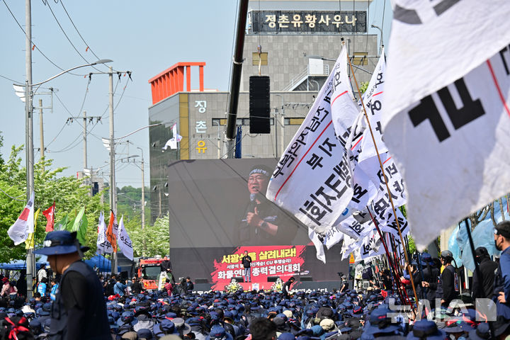[진주=뉴시스] 차용현 기자 = 25일 오후 민주노총 공공운수노조 화물연대본부주최 '열사정신 계승! CU 투쟁승리! 화물연대 총력투쟁 결의대회'가 경남 진주시 정촌면 예하리 BGF로지스 진주센터 앞에서 개최된 가운데 전국에서 모인 조합원 5000여명이 집회에 참석해 있다. 2026.04.25. con@newsis.com
