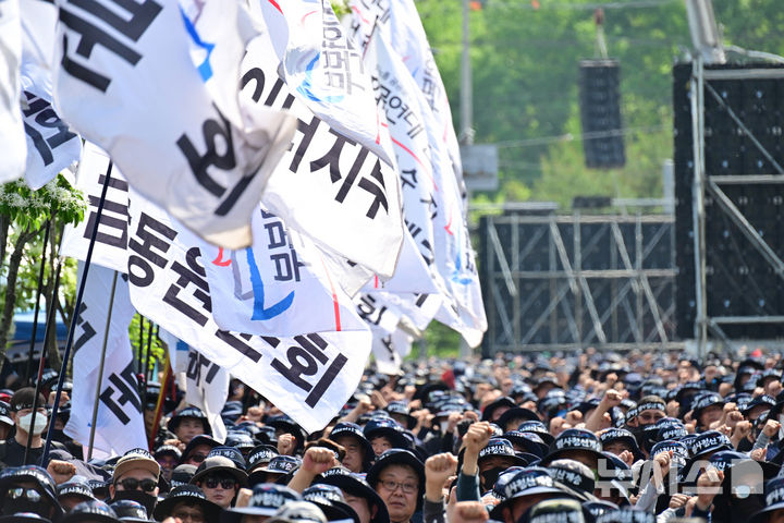 [진주=뉴시스] 차용현 기자 = 25일 오후 민주노총 공공운수노조 화물연대본부주최 '열사정신 계승! CU 투쟁승리! 화물연대 총력투쟁 결의대회'가 경남 진주시 정촌면 예하리 BGF로지스 진주센터 앞에서 개최된 가운데 전국에서 모인 조합원 5000여명이 집회에 참석해 있다. 2026.04.25. con@newsis.com