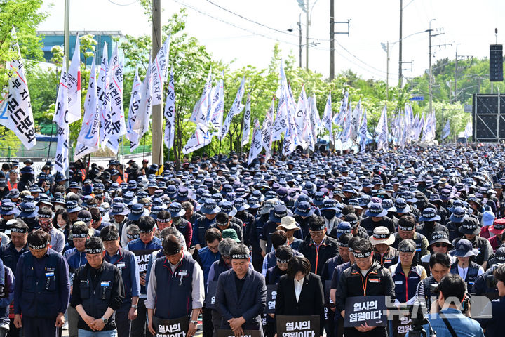 [진주=뉴시스] 차용현 기자 = 25일 오후 민주노총 공공운수노조 화물연대본부주최  '열사정신 계승! CU 투쟁승리! 화물연대 총력투쟁 결의대회'가 경남 진주시 정촌면 예하리 BGF로지스 진주센터 앞에서 개최된 가운데 전국에서 모인 조합원 5000여명이 집회에 참석해 있다. 2026.04.25. con@newsis.com