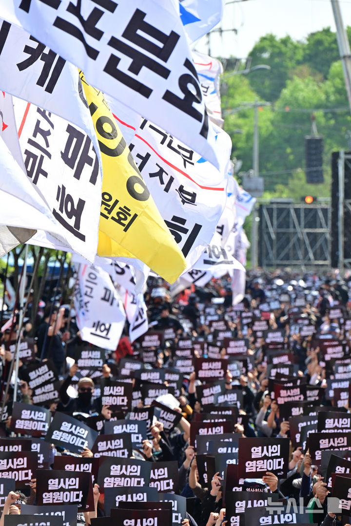 [진주=뉴시스] 차용현 기자 = 25일 오후 민주노총 공공운수노조 화물연대본부주최  '열사정신 계승! CU 투쟁승리! 화물연대 총력투쟁 결의대회'가 경남 진주시 정촌면 예하리 BGF로지스 진주센터 앞에서 개최된 가운데 전국에서 모인 조합원 5000여명이 집회에 참석해 있다. 2026.04.25. con@newsis.com