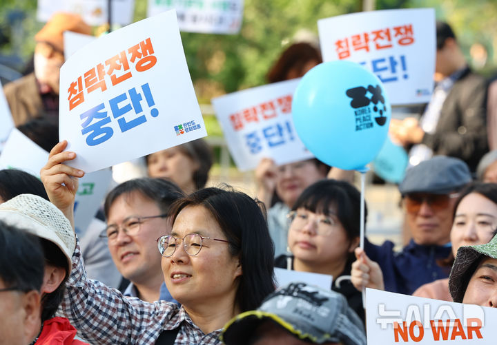 [서울=뉴시스] 황준선 기자 = 25일 서울 종로구 보신각에서 열린 2026 한반도평화대회에서 참가자들이 손피켓을 흔들고 있다. 2026.04.25. hwang@newsis.com