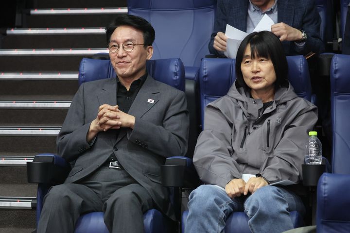 [서울=뉴시스] 황준선 기자 = 김민석 국무총리가 25일 부산 강서구 서부산영상미디어센터에서 독립영화 '3학년 2학기'를 관람하고 있다. 김총리 오른쪽은 이란희 감독. (사진=총리실 제공) 2026.04.25. photo@newsis.com *재판매 및 DB 금지