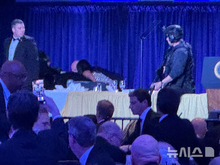 [서울=뉴시스] 도널드 트럼프 미국 대통령이 25일(현지시간) 워싱턴D.C. 힐튼호텔에서 열린 백악관 출입기자단 연례 만찬에 참석했다가 총격 사건이 발생하자 비밀 경호국에 의해 긴급 대피됐다.