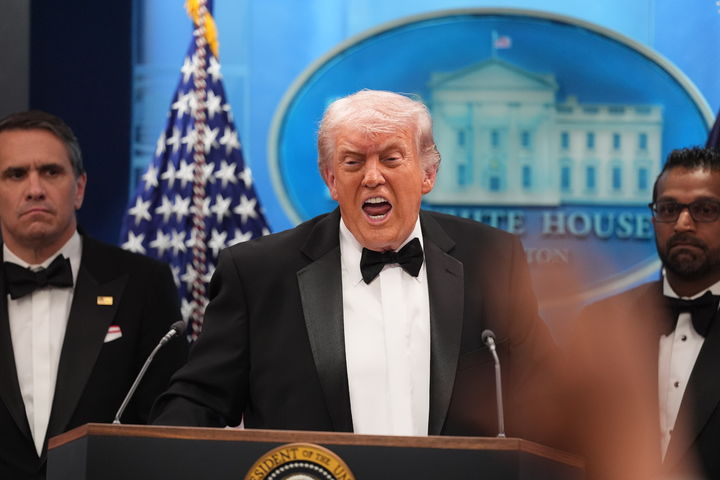 [워싱턴=AP/뉴시스]도널드 트럼프 미국 대통령이 25일(현지 시간) 백악관 출입기자단 연례만찬 행사에 참석했다가 총격 사건이 발생해 긴급대피한 후 백악관 브리핑룸으로 돌아와 기자회견을 진행하고 있다. 2026.04.26.