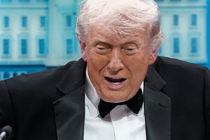 [워싱턴=AP/뉴시스]도널드 트럼프 미국 대통령이 25일(현지 시간) 백악관 출입기자단 연례만찬 행사에 참석했다가 총격 사건이 발생해 긴급대피한 후 백악관 브리핑룸으로 돌아와 기자회견을 진행하고 있다. 2026.04.26.