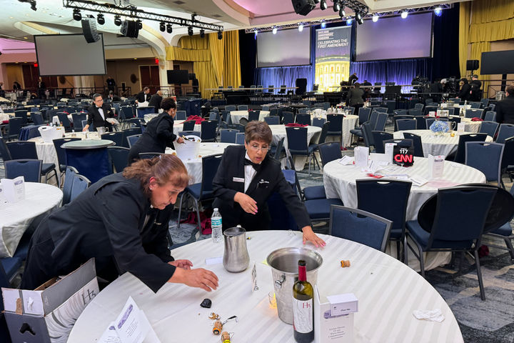 [워싱턴=AP/뉴시스] 25일(현지 시간) 미국 워싱턴의 힐튼 호텔에서 도널드 트럼프 미국 대통령 내외 등이 참석한 '백악관 출입기자단 연례 만찬'(WHCD)장에서 총격이 발생한 후 직원들이 어수선해진 현장을 정리하고 있다. 트럼프 대통령 내외와 JD 밴스 부통령 등은 안전하게 피신했고, 용의자는 체포된 것으로 알려졌다. 2026.04.26.