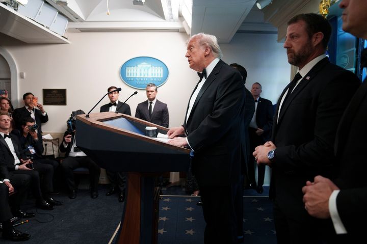 [워싱턴=AP/뉴시스] 도널드 트럼프 미국 대통령이 25일(현지 시간) 워싱턴 힐튼 호텔에서 열린 '백악관 출입기자단 연례 만찬'(WHCD) 행사장에서 총격 사건이 발생한 후, 입장을 발표하기 위해 백악관 브리핑룸 단상에 오르고 있다. 2026.04.26.