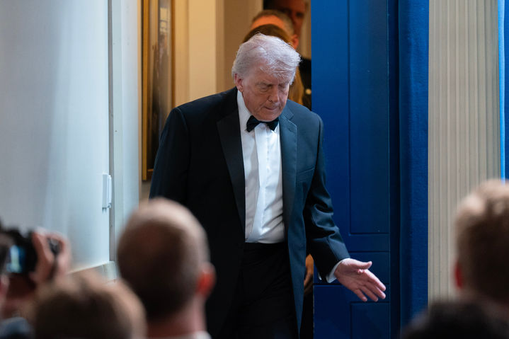 [워싱턴=AP/뉴시스] 도널드 트럼프 미국 대통령이 25일(현지 시간) 워싱턴 힐튼 호텔에서 열린 '백악관 출입기자단 연례 만찬'(WHCD) 행사장에서 총격 사건이 발생한 후, 입장을 발표하기 위해 백악관 브리핑룸에 도착하고 있다. 2026.04.26.