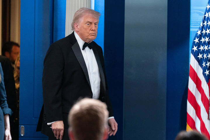 [워싱턴=AP/뉴시스] 도널드 트럼프 미국 대통령이 25일(현지 시간) 워싱턴 힐튼 호텔에서 열린 '백악관 출입기자단 연례 만찬'(WHCD) 행사장에서 총격 사건이 발생한 후, 입장을 발표하기 위해 백악관 브리핑룸에 도착하고 있다. 2026.04.26.