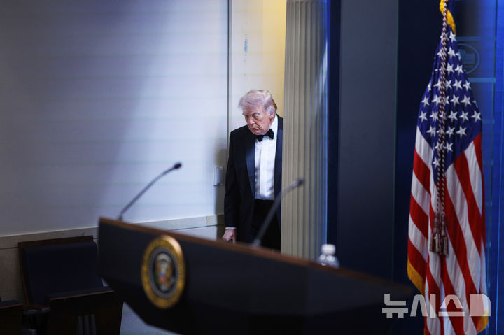 [AP/뉴시스] 도널드 트럼프 미 대통령이 25일 밤 워싱턴 힐튼 호텔의 총격 만잔장에서 백악관에 돌아와 즉시 제임스 브래드 기자브리핑 룸으로 들어서고 있다.