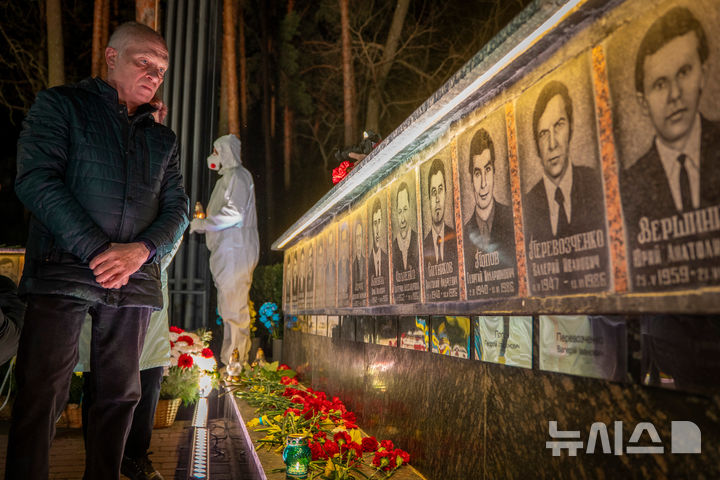 [AP/뉴시스] 1986년 소련령 우크라이나 공화국내 체르노빌 원전 폭발 당시 사망한 소방관 및 근로자들을 추모하는 행사가 전날 25일 밤 우크라 슬라부티치에서 진행되었다.