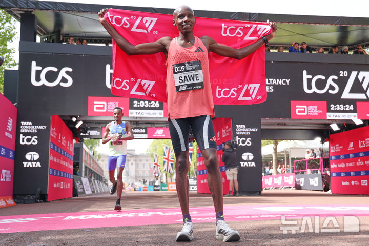 [런던=AP/뉴시스] 사바스티안 사웨(케냐)가 26일(현지 시간) 영국 런던에서 열린 2026 런던마라톤에서 1시간 59분 30초 세계신기록으로 결승선을 통과한 뒤 기뻐하고 있다. 2026.04.26.