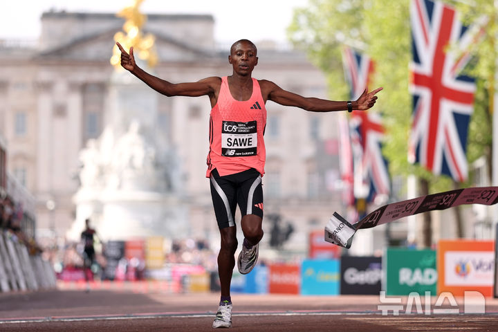 [런던=AP/뉴시스] 사바스티안 사웨(케냐)가 26일(현지 시간) 영국 런던에서 열린 2026 런던마라톤에서 1시간 59분 30초 세계신기록으로 결승선을 통과하고 있다. 2026.04.26.