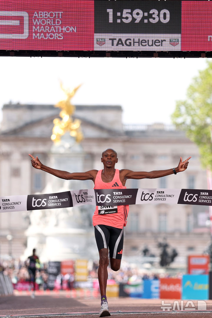 [런던=AP/뉴시스] 사바스티안 사웨(케냐)가 26일(현지 시간) 영국 런던에서 열린 2026 런던마라톤에서 1시간 59분 30초 세계신기록으로 결승선을 통과하고 있다. 2026.04.26.